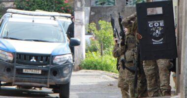 Artigo: Homem é preso após fazer refém durante operação no bairro de Valéria, em Salvador