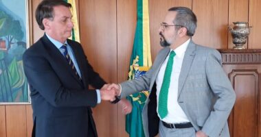 Artigo: Ex-ministro diz que Bolsonaro foi ‘sequestrado’ pelo centrão