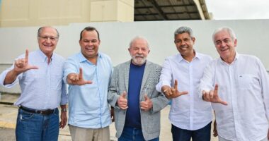 Artigo: Lula desembarca na Bahia e posa para foto com Jerônimo