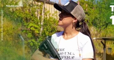 Artigo: Deputada baiana bolsonarista posa com arma nas redes: “Liberdade para proteger sua família”