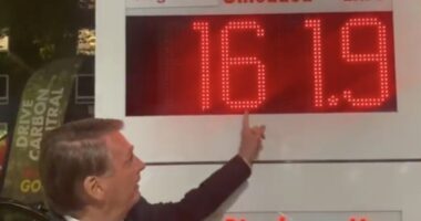 Artigo: Em dia de velório da rainha, Bolsonaro critica preço da gasolina na Inglaterra