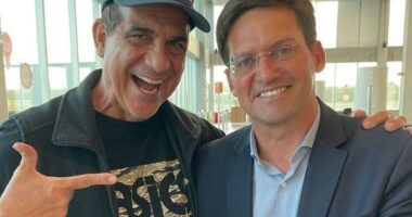 Artigo: Cantor baiano publica foto com Roma em aeroporto: “Valeu”