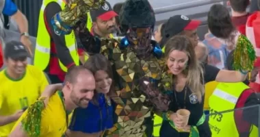 Artigo: Após ser flagrado na Copa, Eduardo Bolsonaro diz que foi ao Catar levar vídeos mostrando a situação do Brasil