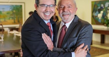 Artigo: PT negocia filiação de Randolfe Rodrigues