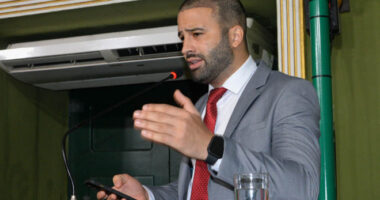 Artigo: Conselho vota ação movida após confusão entre vereadores