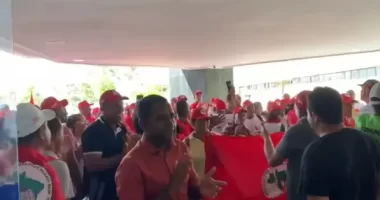 Artigo: Com possível abertura de CPI do MST, grupo faz ato em frente à Alba