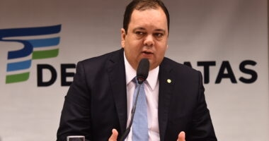 Artigo: Lira faz oferta a Lula e pode rifar nome de Elmar, diz jornal