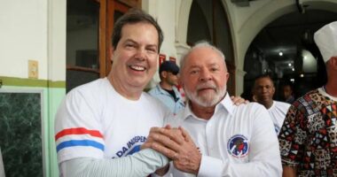 Artigo: Trindade é recebido aos gritos de “prefeito” no desfile da Independência