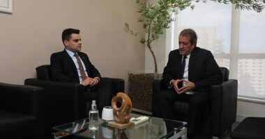 Artigo: Presidente se encontra com deputado que posou com ministros de Lula