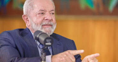 Artigo: Lula vence com folga disputa no primeiro turno contra nomes da direita, diz pesquisa