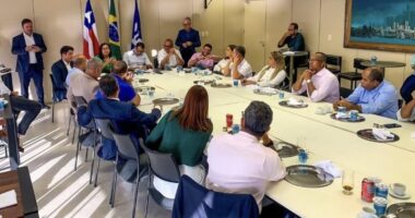 Artigo: Foto de Cacá Leão em pé durante reunião política chama atenção