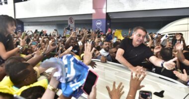 Artigo: Jair Bolsonaro é recepcionado por multidão em Salvador