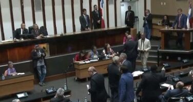 Artigo: Deputados se envolvem em confusão na Assembleia Legislativa
