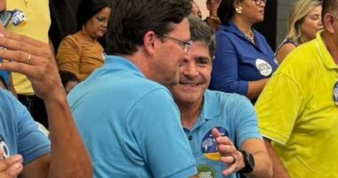 Artigo: Coluna registra abraço entre ACM Neto e Roma durante convenção no interior