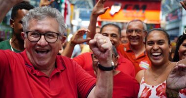 Artigo: Em visita à Feira de Camaçari, Caetano é abraçado por feirantes