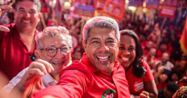 Artigo: Governador Jerônimo Rodrigues participa de caminhada em Camaçari ao lado de Caetano