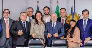 Artigo: Após “reunião secreta”, Elmar aparece em foto ao lado de Lula