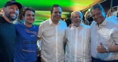 Artigo: Elmar e Brito posam ao lado de Lula durante evento religioso