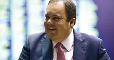 Artigo: Em Portugal, Elmar adia retorno para realizar festa de aniversário, diz coluna