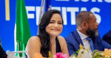 Artigo: Débora Regis toma posse como prefeita de Lauro de Freitas e promete gestão responsável