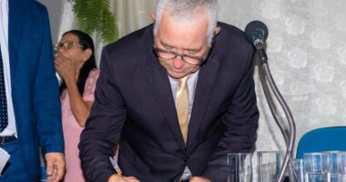 Artigo: Do União Brasil, prefeito baiano nomeia os dois filhos, um sobrinho e esposa do vice como secretários