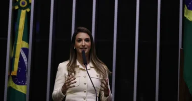 Artigo: Roberta Roma explica assinatura a favor de PEC do fim da escala 6×1