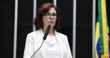 Artigo: Presa na Itália, Carla Zambelli escreve carta e chama Moraes de “ditador”