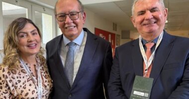 Artigo: Ausente do Dois de Julho, Coronel posta foto ao lado de ministro em Portugal