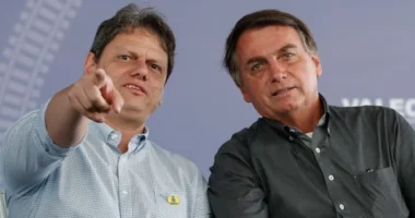 Artigo: Em ligação, Tarcísio pediu que STF liberasse encontro de Bolsonaro com Trump, diz jornalista