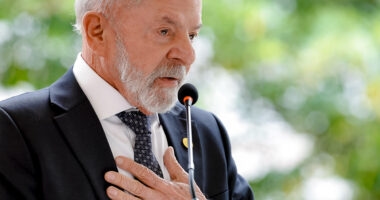 Artigo: Lula volta a chamar Eduardo de “traidor da pátria” e defende soberania do Brasil