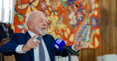 Artigo: “Lulinha paz e amor está aqui”, diz Lula em recado para negociação com Trump