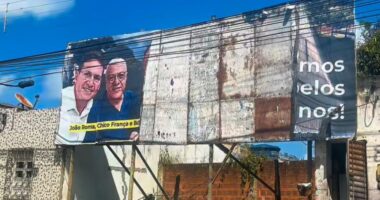 Artigo: Outdoor com Bolsonaro é vandalizado em Itabuna