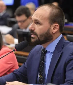Artigo: CNN Brasil: Eduardo ameaça deixar o PL, caso Tarcísio se filie ao partido em 2026