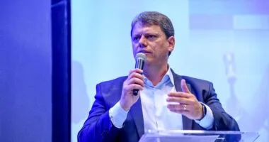 Artigo: Tarcísio é menos rejeitado que Lula e família Bolsonaro, aponta pesquisa