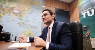 Artigo: Ministro resiste no cargo e pode ser expulso do União Brasil, diz site