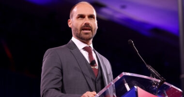 Artigo: Câmara aciona Eduardo Bolsonaro e cobra dívida por faltas injustificadas