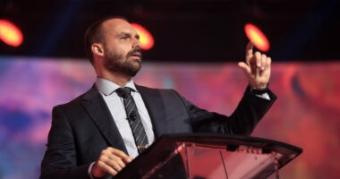 Artigo: Em jantar de Moraes, convidados dizem que Eduardo Bolsonaro se tornou “cabo eleitoral de Lula”