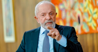 Artigo: Lula lidera em primeira pesquisa após prisão de Jair Boslonaro