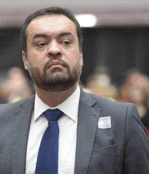 Artigo: Cláudio Castro gastou mais de R$ 500 milhões com funcionários fantasmas em 2022, diz juiz