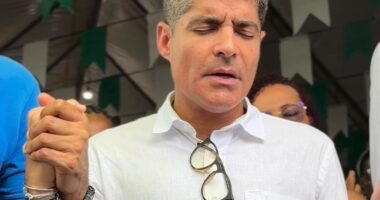 Artigo: ACM Neto causa desconforto em festa religiosa: “inconveniência política”