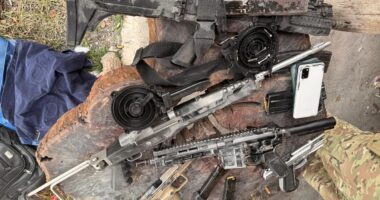 Artigo: Fuzis, pistolas, submetralhadora e granada são apreendidos com traficantes associados a facção carioca