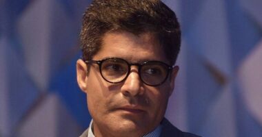 Artigo: Aliados admitem que ACM Neto precisa abandonar “tanto faz” após candidatura de Flávio