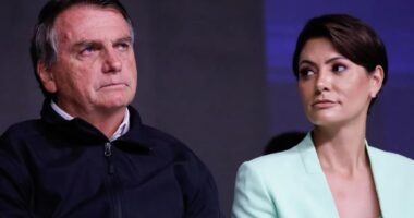 Artigo: Michelle confidenciou a aliadas irritação por escolha de Flávio para 2026, diz jornal