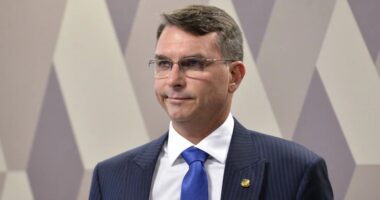 Artigo: Flávio defende Tarcísio de ataques bolsonaristas após ida a evento com Lula