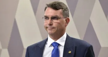 Artigo: Flávio defende Tarcísio de ataques bolsonaristas após ida a evento com Lula