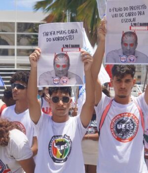 Artigo: “Tem que escolher entre comer e pagar transporte”, desabafa estudante durante protesto em Salvador