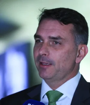 Artigo: Lindbergh aciona TSE por propaganda antecipada de ex-ministro para Flávio Bolsonaro