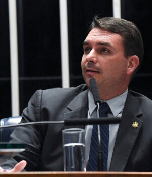 Artigo: Flávio Bolsonaro supera Lula em rejeição entre eleitores, aponta pesquisa