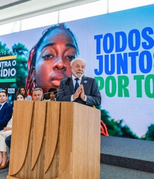 Artigo: UOL: Lula projeta vitória, mas diz que eleição deve ser decidida no segundo turno