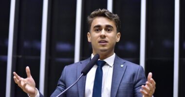 Artigo: Nikolas reafirma apoio a Flávio, mas diz que reeleição na Câmara é prioridade